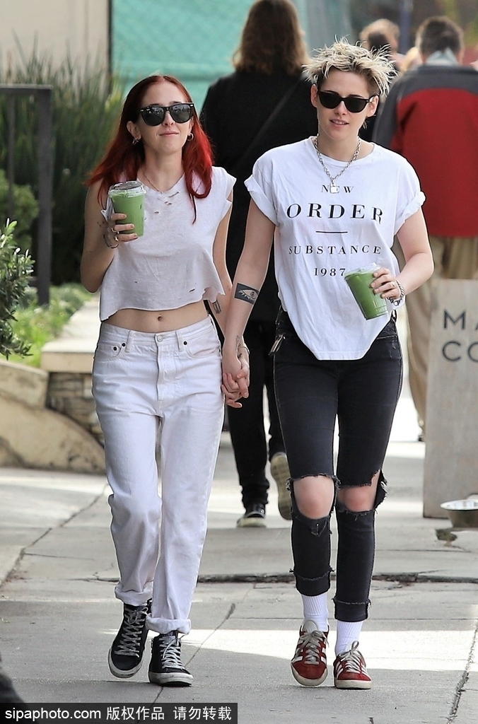 "暮光女"克里斯汀携女友sara dinkin出街 一路牵手恩爱十足