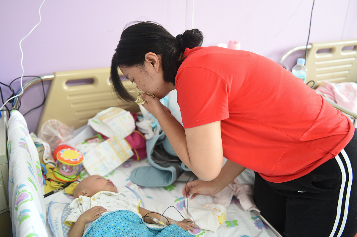 他们因为种种原因被父母抛弃,却要面对无法想象的困境和挑战