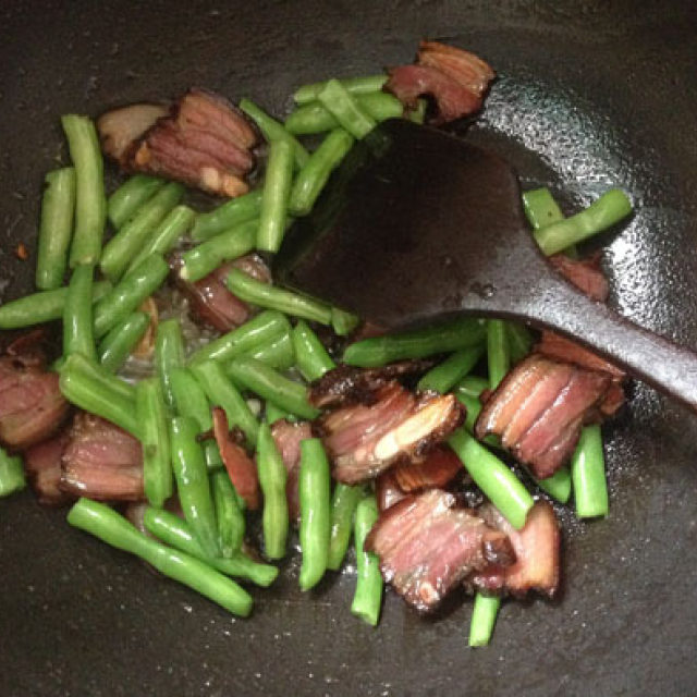 臘五花肉炒四季豆,香味獨特,胃口大開,這樣做太下飯了