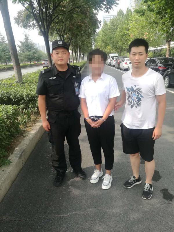 这算缘分吗?登封特警陪家人看房偶遇女逃犯