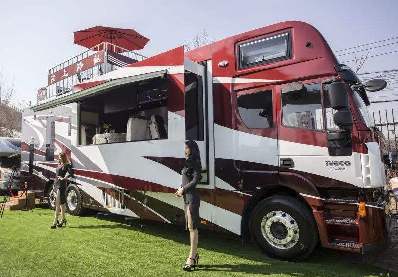 重卡改装的超级房车!能容纳10人,车内设施不输星级酒店