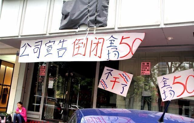 实体店大量倒闭,商铺房租不降反增?房东说出真相,好现实好心酸!