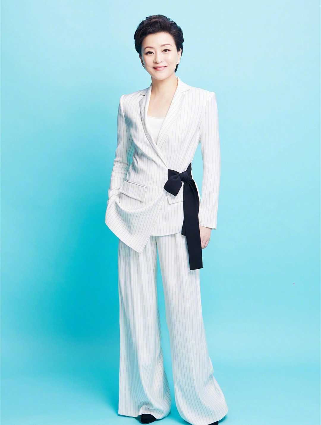 51岁杨澜不显老,超短发造型搭配黑色连衣裙优雅减龄,年轻20岁