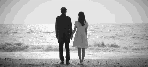 从微信的各种表情包,各种颜字符,各种语气词,到句子的长度越来越到