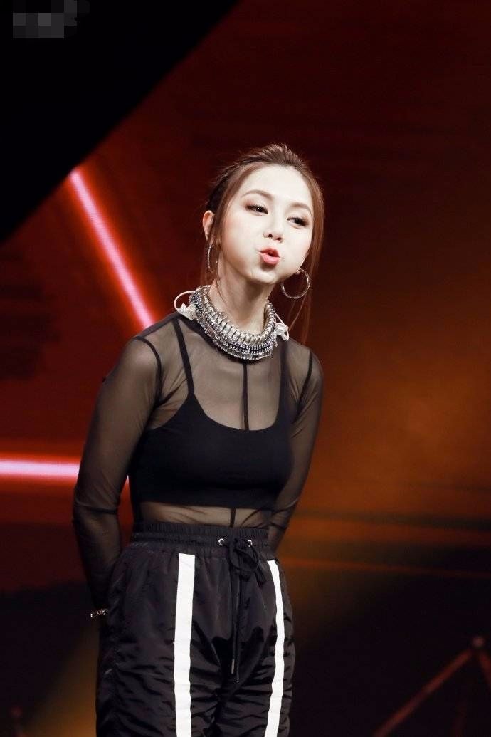 邓紫棋搞怪噘金鱼嘴倒是很可爱,钢圈往脖子上套也不嫌勒!