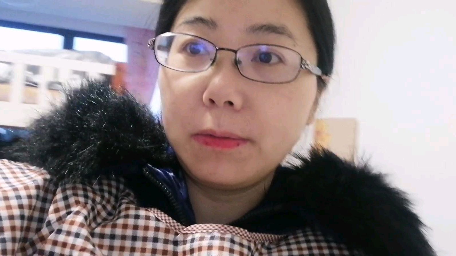 穿上围裙,给老公女儿做好吃的,卤鸭肫和鸡腿,这婆娘贤妻吧!