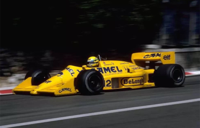 贝纳通车队车身的碳纤维需要工程师一层层粘贴并放入特质烤箱而得出的