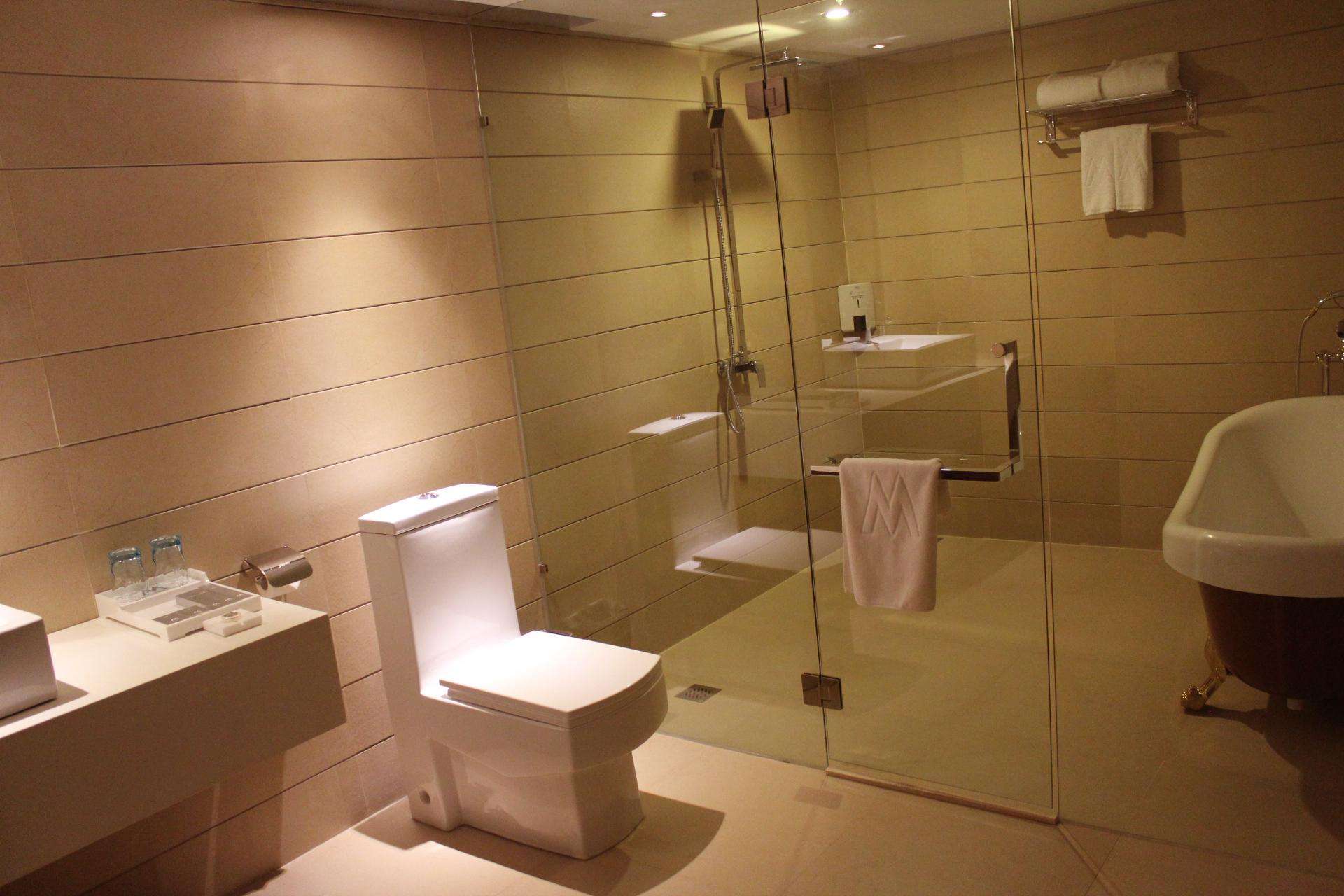 酒店卫生间用透明玻璃做隔断,装修设计师给出了这4种回答