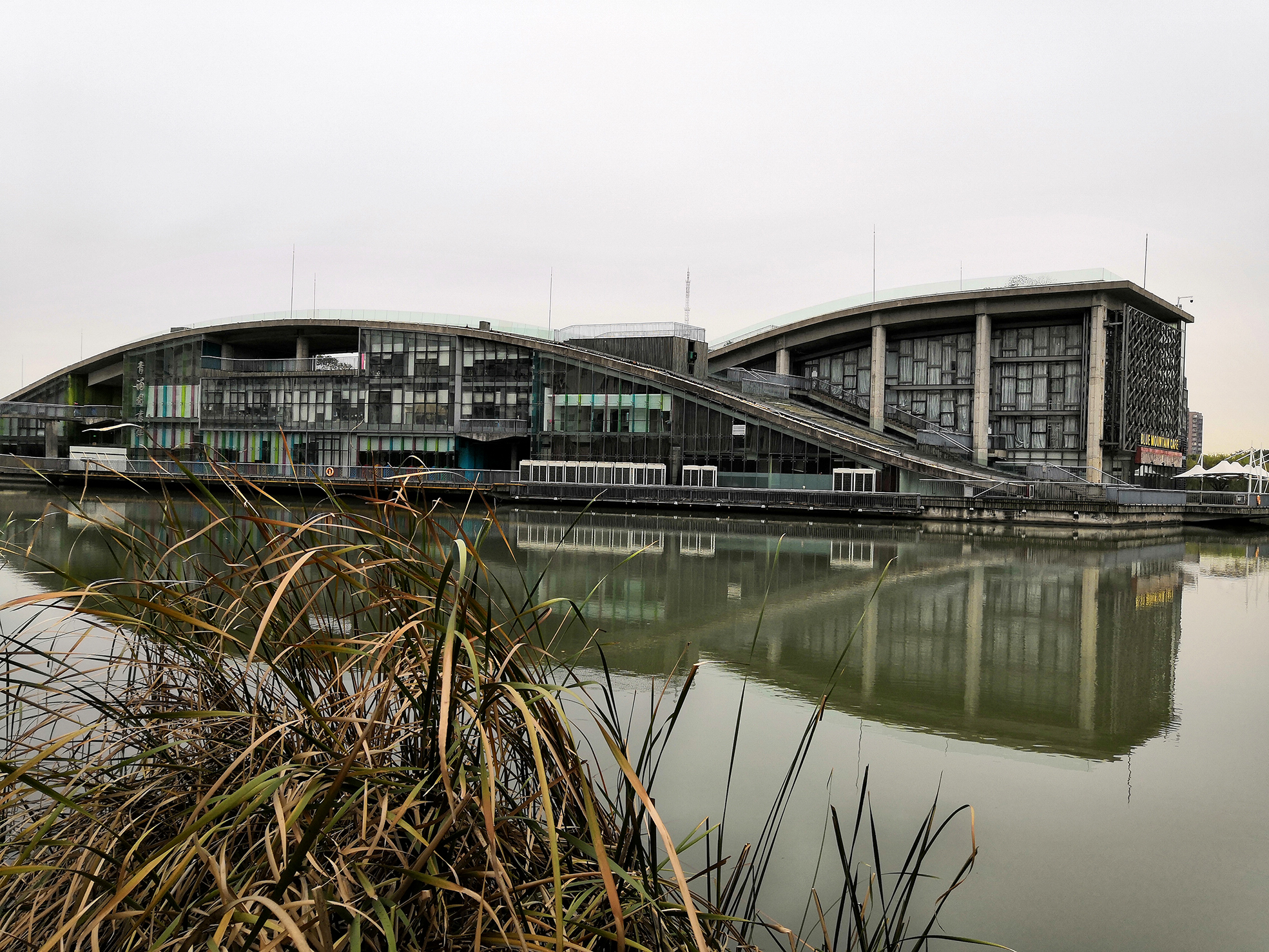 图书馆,由旅居海外的爱国人士姚志崇,熊知行捐建,后来青浦区政府为了