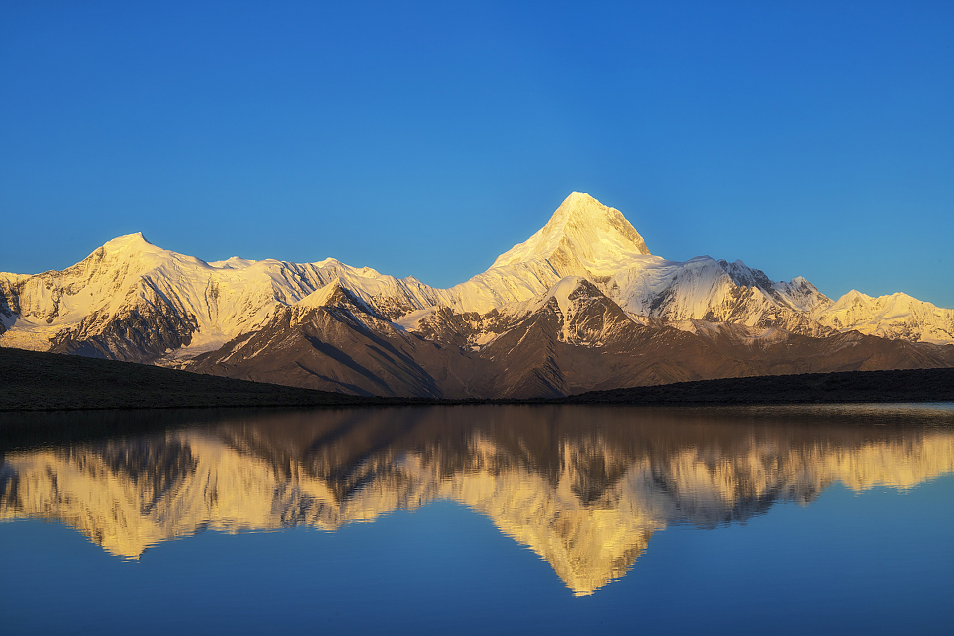 贡嘎山,位于四川甘孜东南,是四川第一高峰,也是世界著名高峰之一,主峰