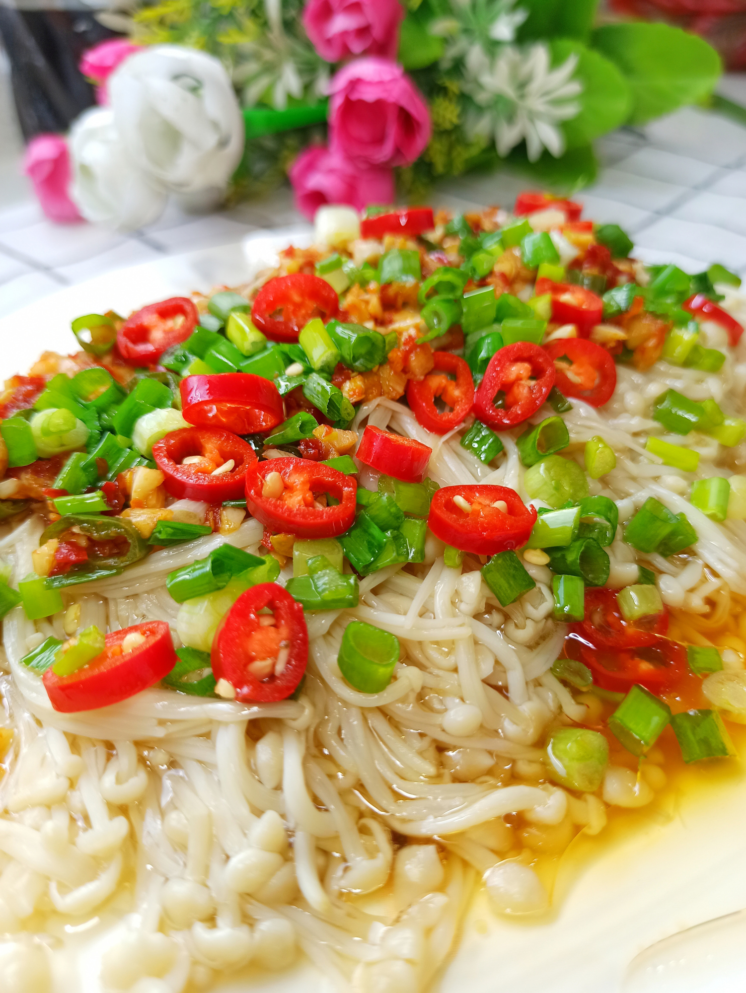 把剁椒倒在金针菇上,放锅里蒸一蒸,营养丰富,鲜香入味不塞牙