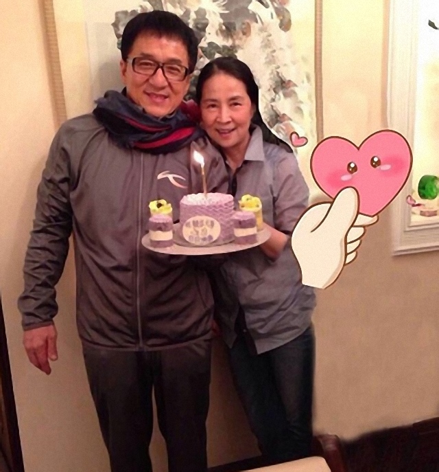 林凤娇66寿诞,房祖名送搞怪礼物,留言:妈咪睡着了都那么美