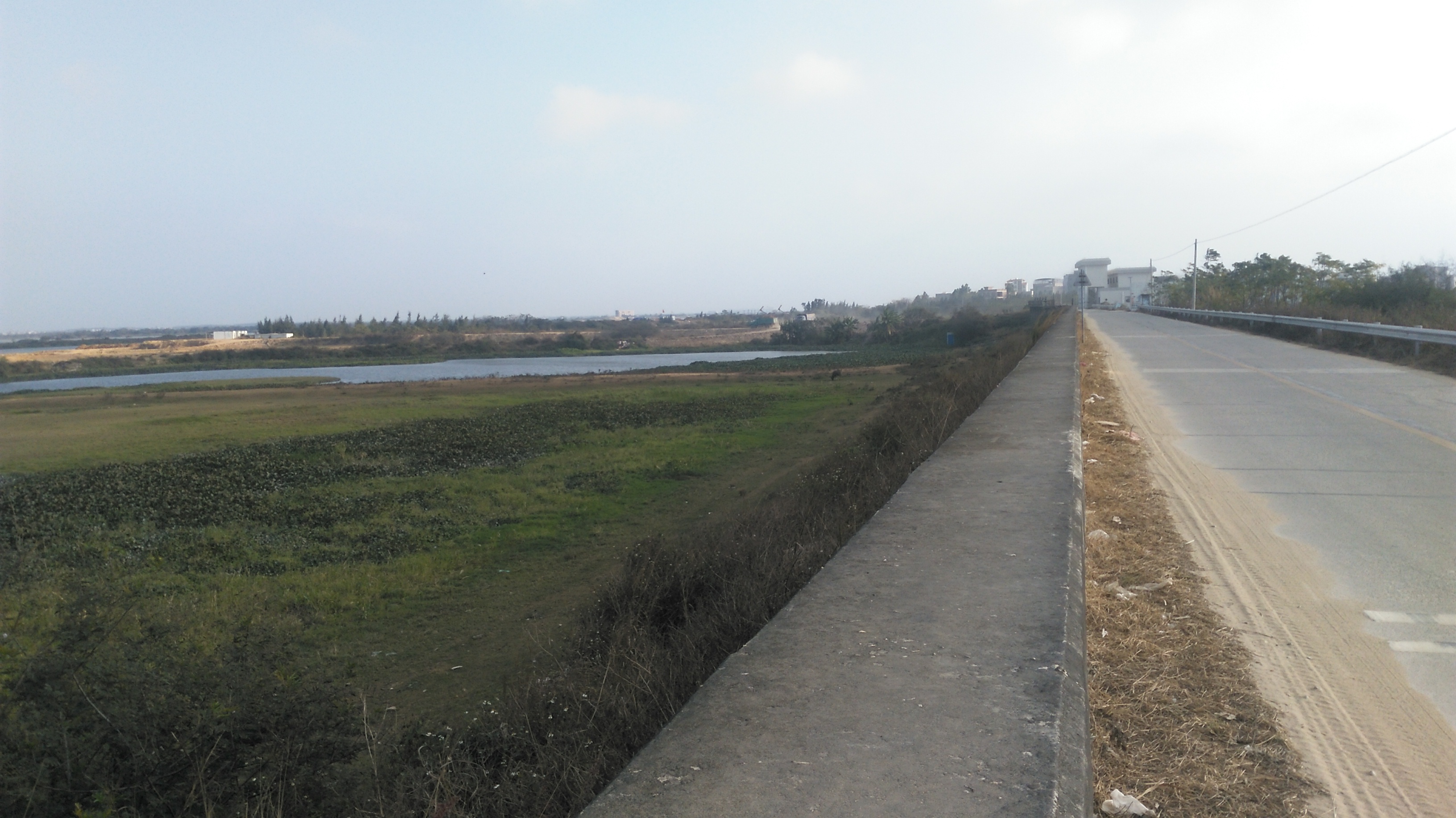 旅程中来到广东吴川,在鉴江西岸靠近出海口的大堤上实拍