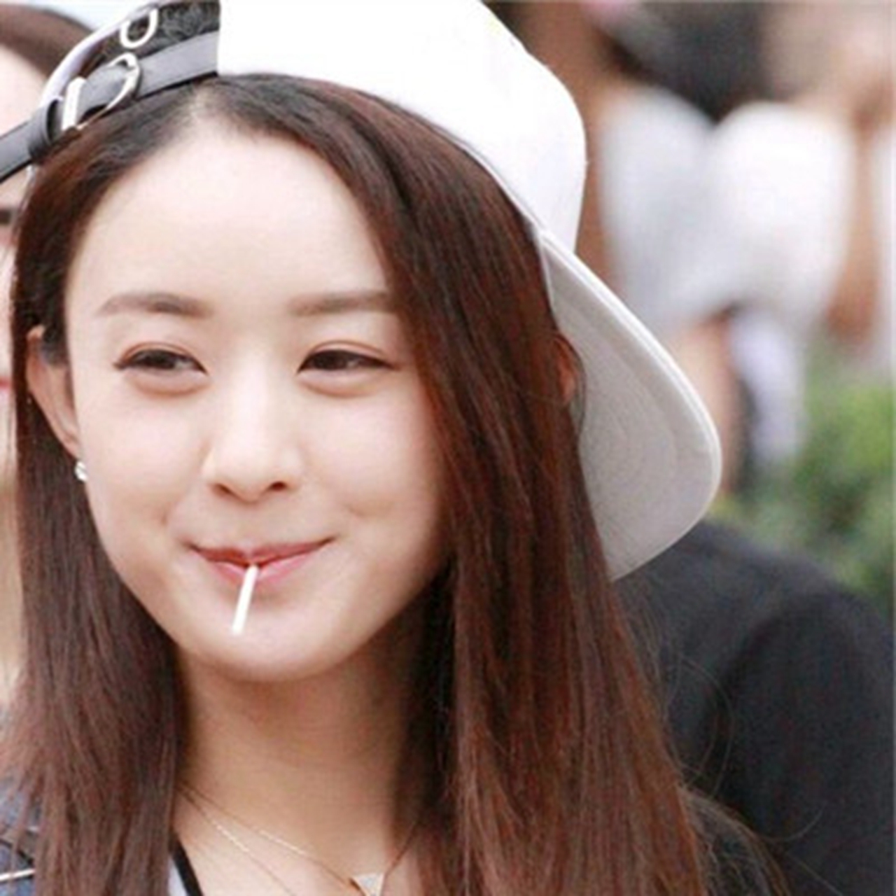 明星吃棒棒糖:3,赵丽颖,十分的甜美,而显得很是可爱,难怪那么多人喜欢