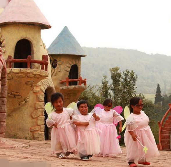 实拍云南昆明"矮人国"100多名不足1米高小矮人的生活