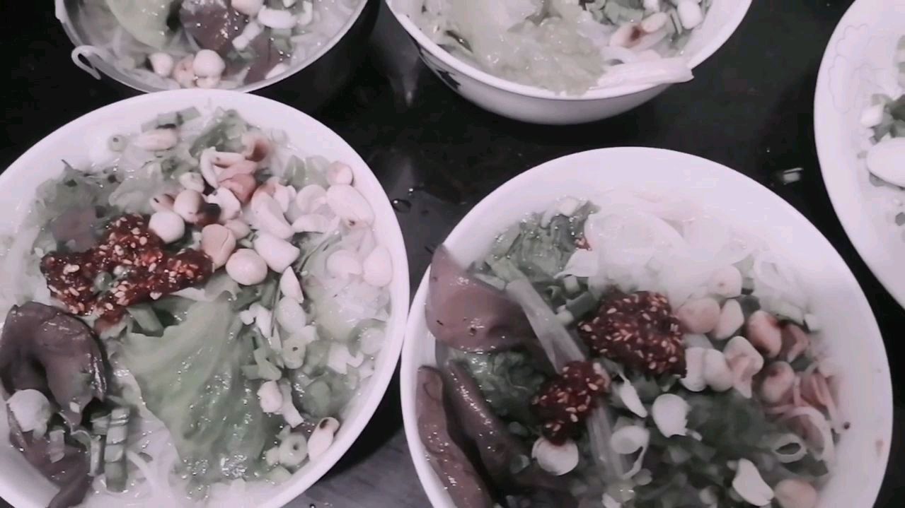 鲜汤鸭血米线,不爱吃米线的奇奇爸竟吃了两大碗,直说好吃