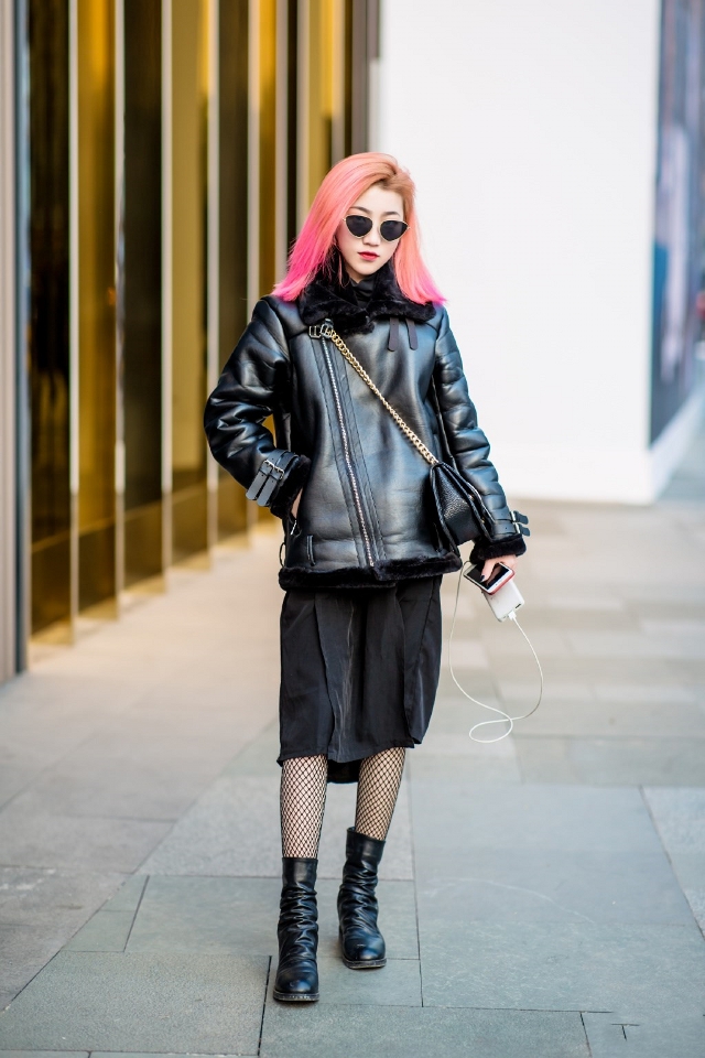 街拍:美女黑色的皮裤搭配黑色的长筒皮靴,尽显高贵的美感