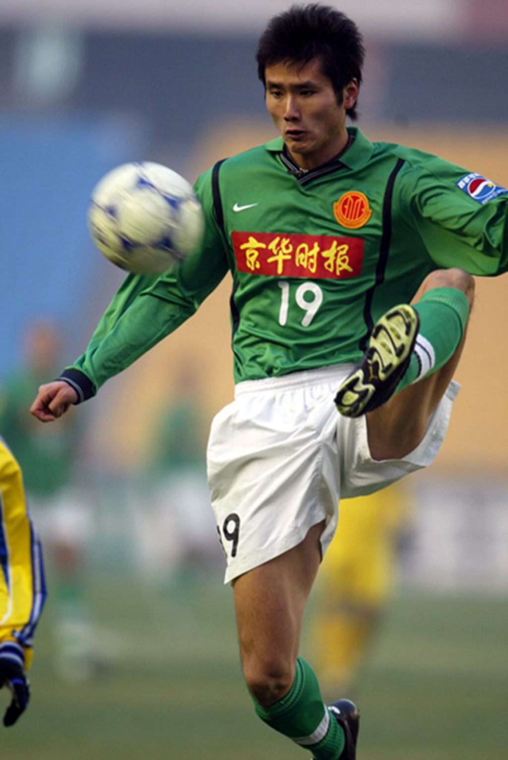 国足名脚邵佳一现状:38岁身居国家高官,2位女儿长相可爱!