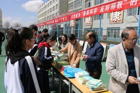 科普大篷车进校园 为榆林十二中的学子们送上"科普盛宴"