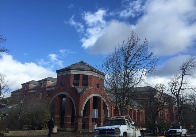 漫步美国尤金俄勒冈大学畅快游玩,校园历史悠久风景秀丽!