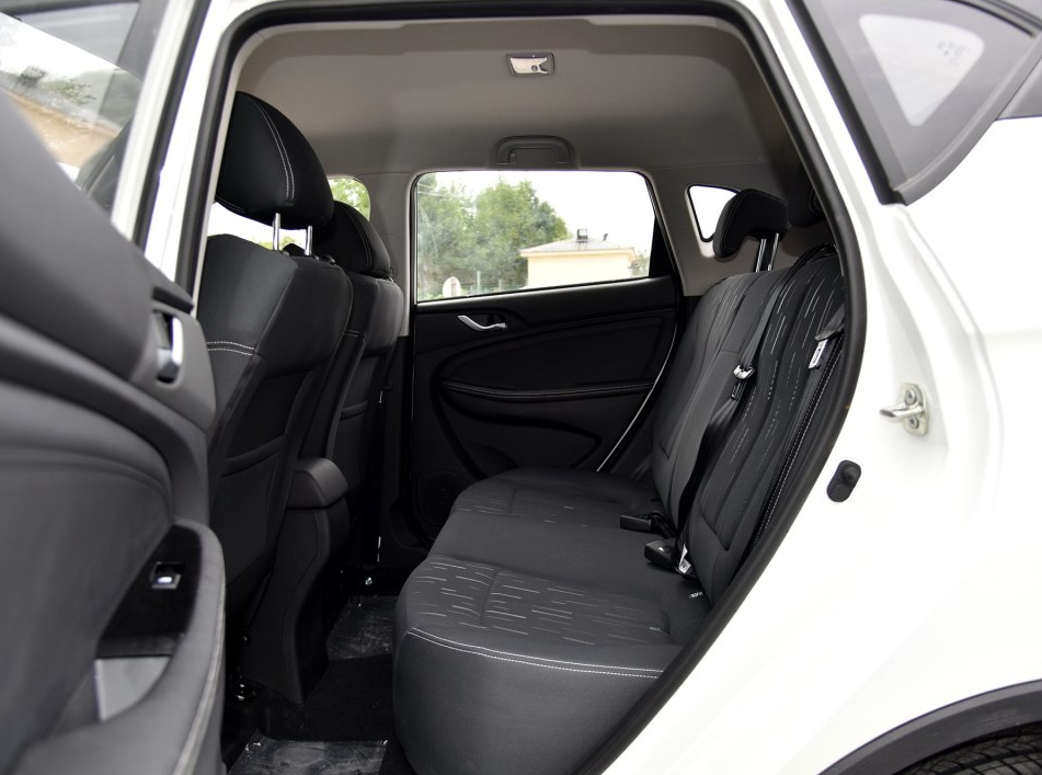 外观设计很大气,低调奢华,陆风x2给人一种豪华感