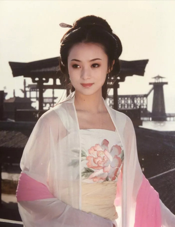 蒋勤勤早年古装剧照,轻柔似水,灵气逼人,似画中人