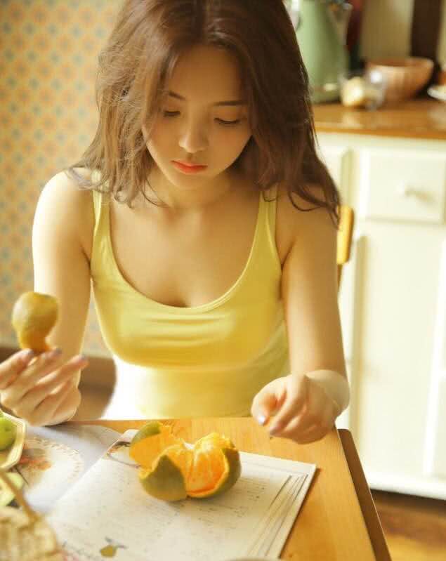 杨超越穿柠檬黄背心大秀"事业线",网友:简直美到没朋友!