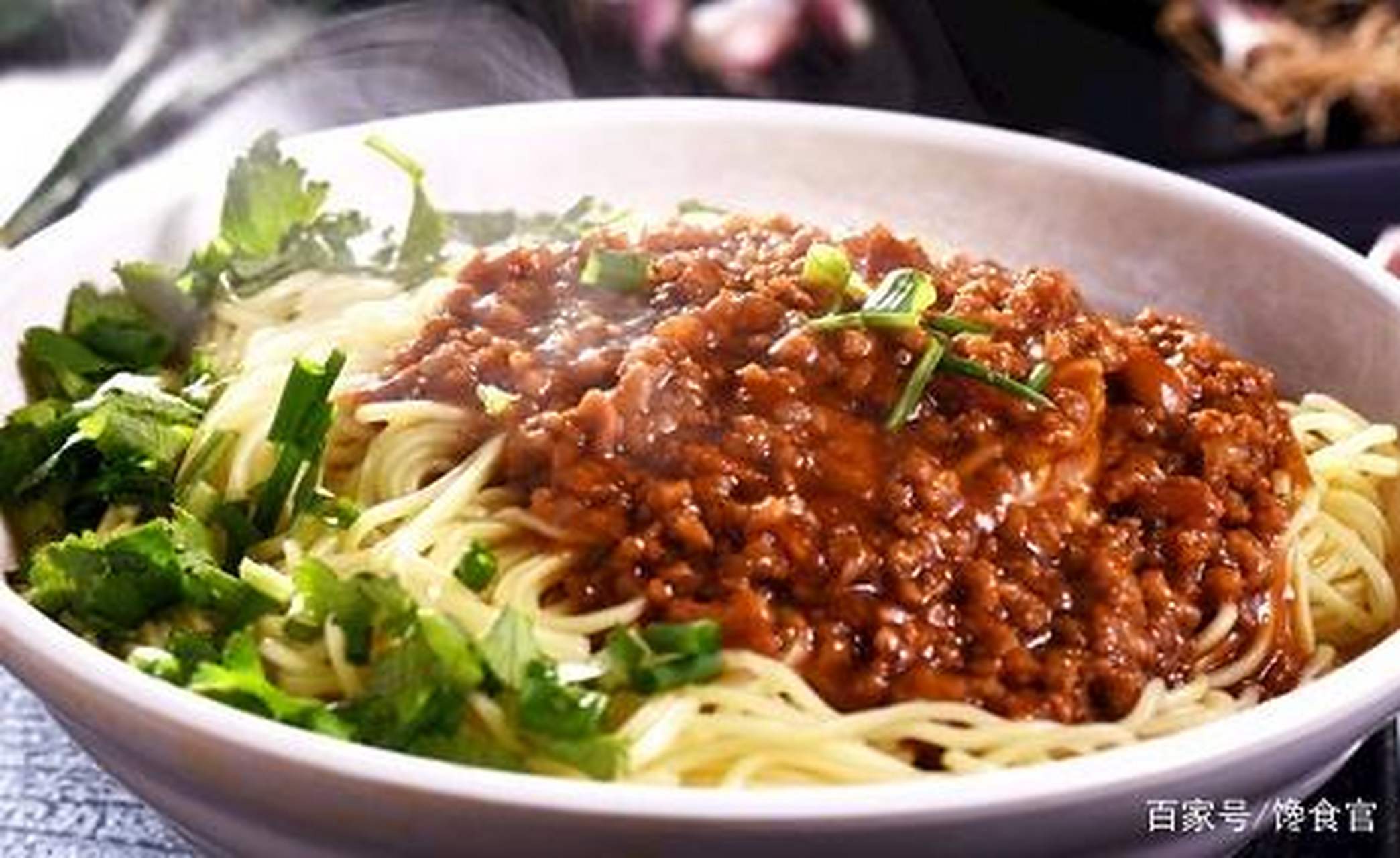 老北京炸酱面是一道传统的中式面食.