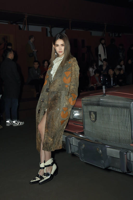 coach品牌上海秀 66岁比莉姐包头巾太有型 昆凌露美腿也难赢