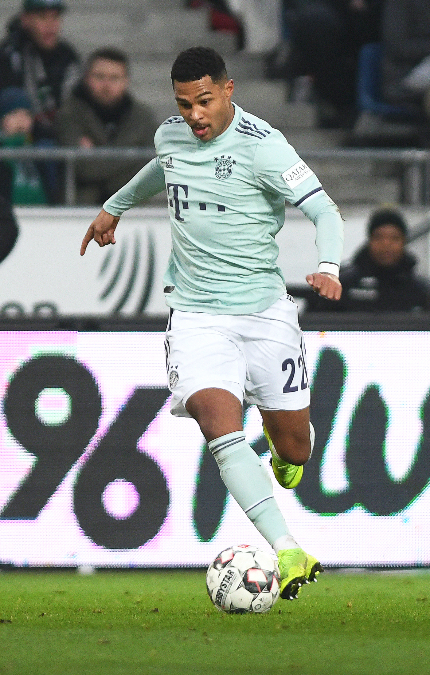 足球——德甲联赛:拜仁胜汉诺威96