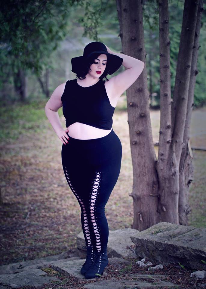 她体重高达205磅,痴迷于摄影和镜头,微胖身材远超卡戴珊!