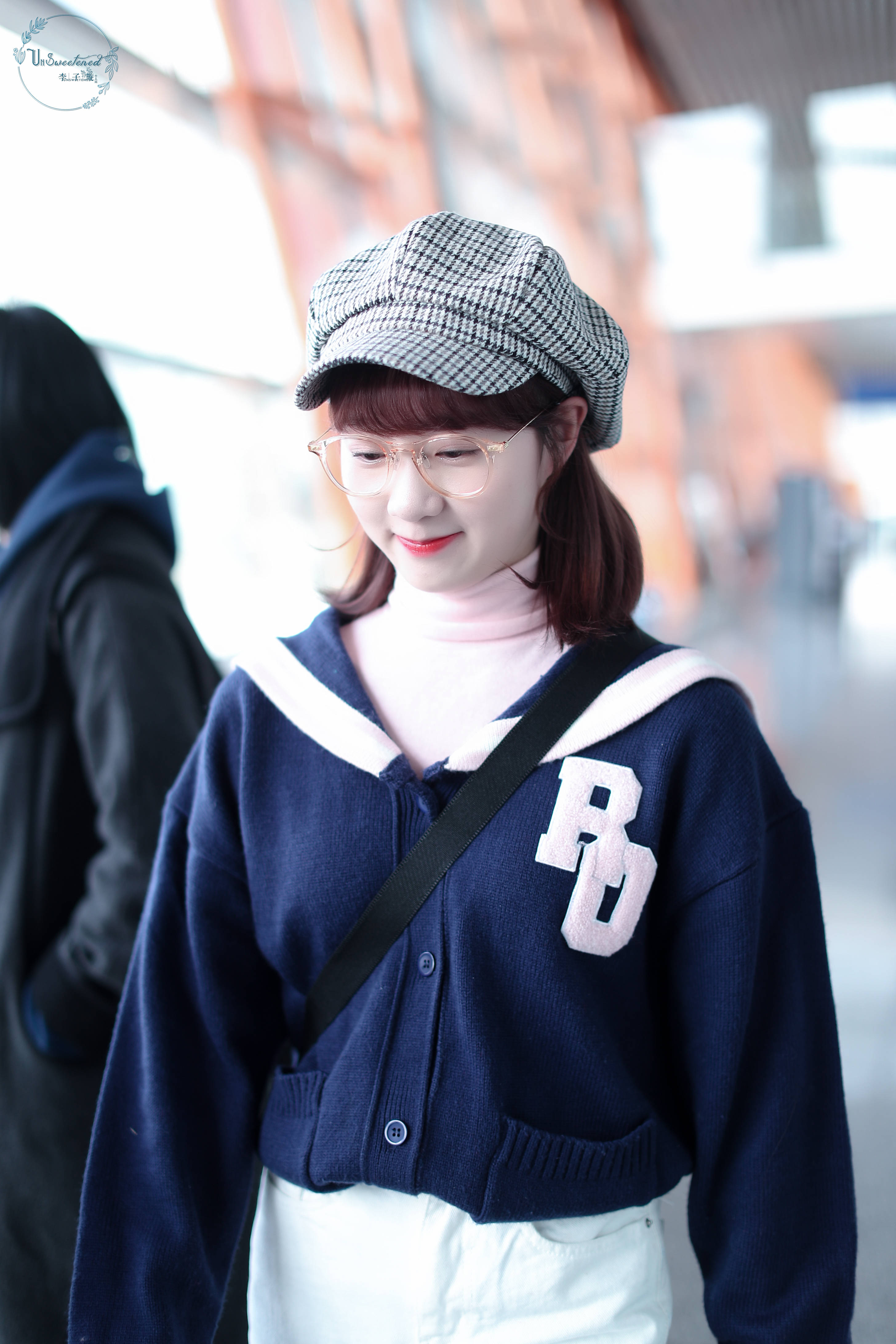 李子璇穿蓝色外套搭配白色休闲裤现身机场,皮肤白皙笑容灿烂