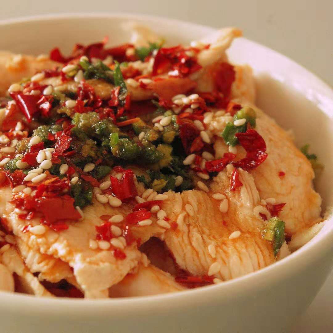 新疆回民凉拌鸡,是一道麻辣鲜香的开胃特色菜