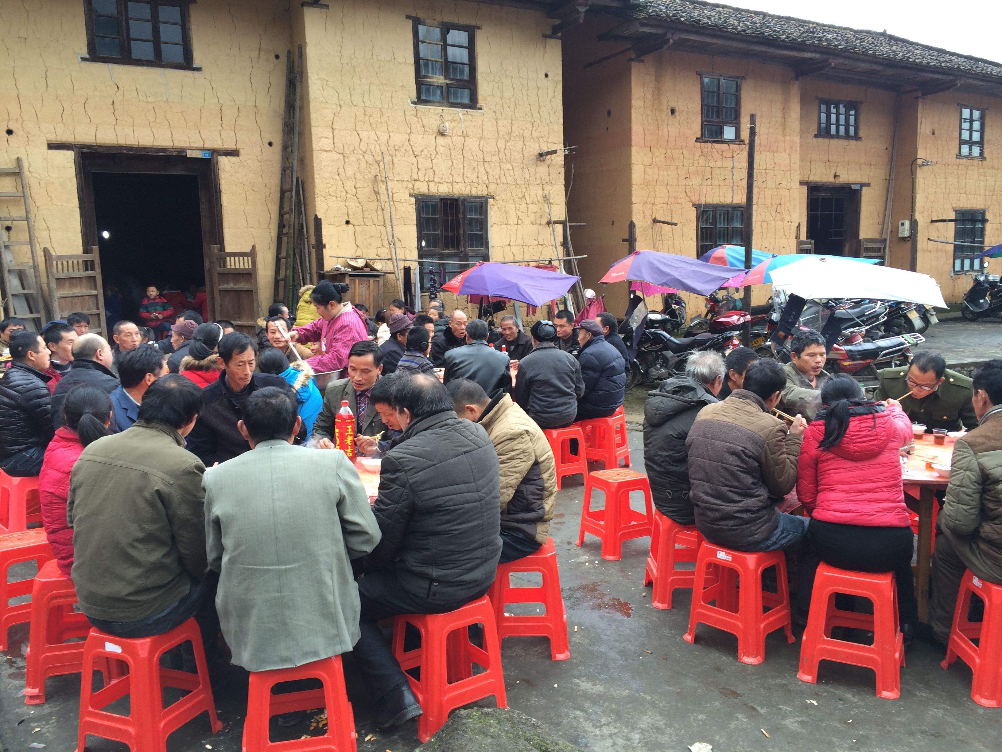 农村亲戚之间的人情味越来越淡,以前讲究人气,如今只要钱到就行