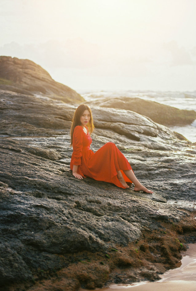 美女摄影:海边美丽优雅的身影