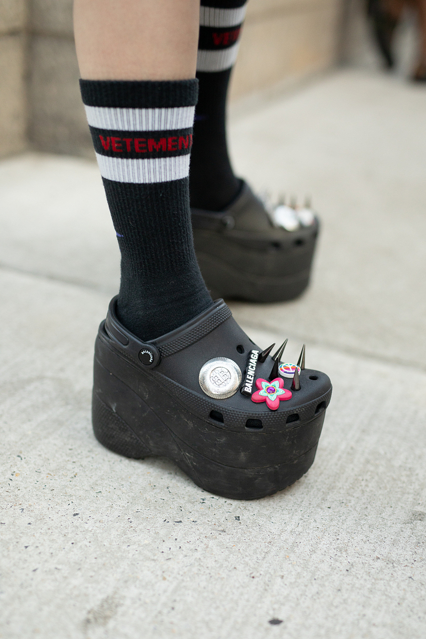 买洞洞鞋后这辈子就定型了  近日,有网友在社交平台上发文称,不要买