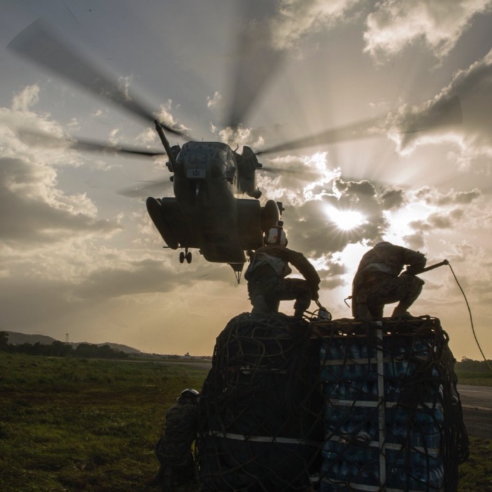海军陆战队在人道主义援助救灾演习期间为危地马拉士兵提供物资