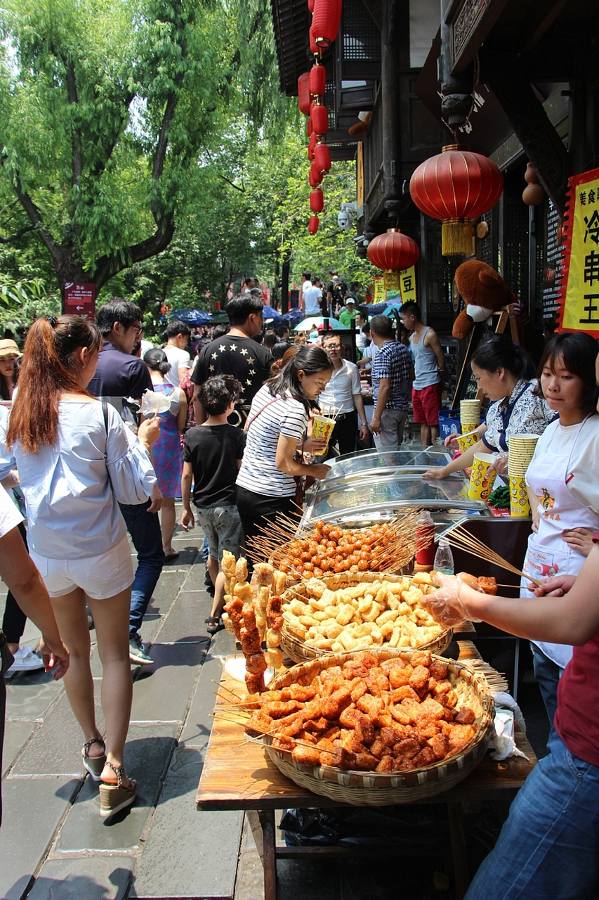 无论你什么时候造访锦里的小吃街区,永远都是人头攒动,吃相百态.各色