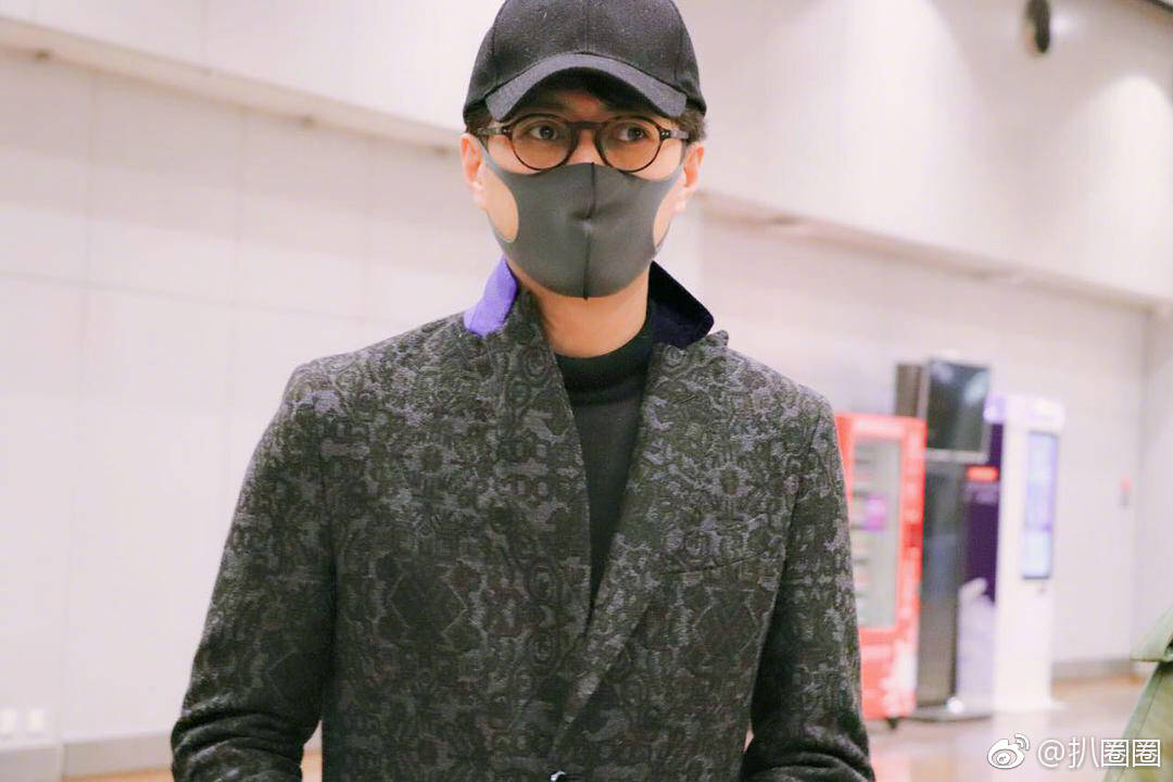 靳东戴口罩被恶意调侃脸大?网友:因为帅的面积多