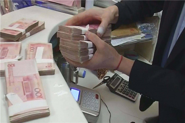 手里有10万,首付买房好还是存现金好?专家终于说出"大