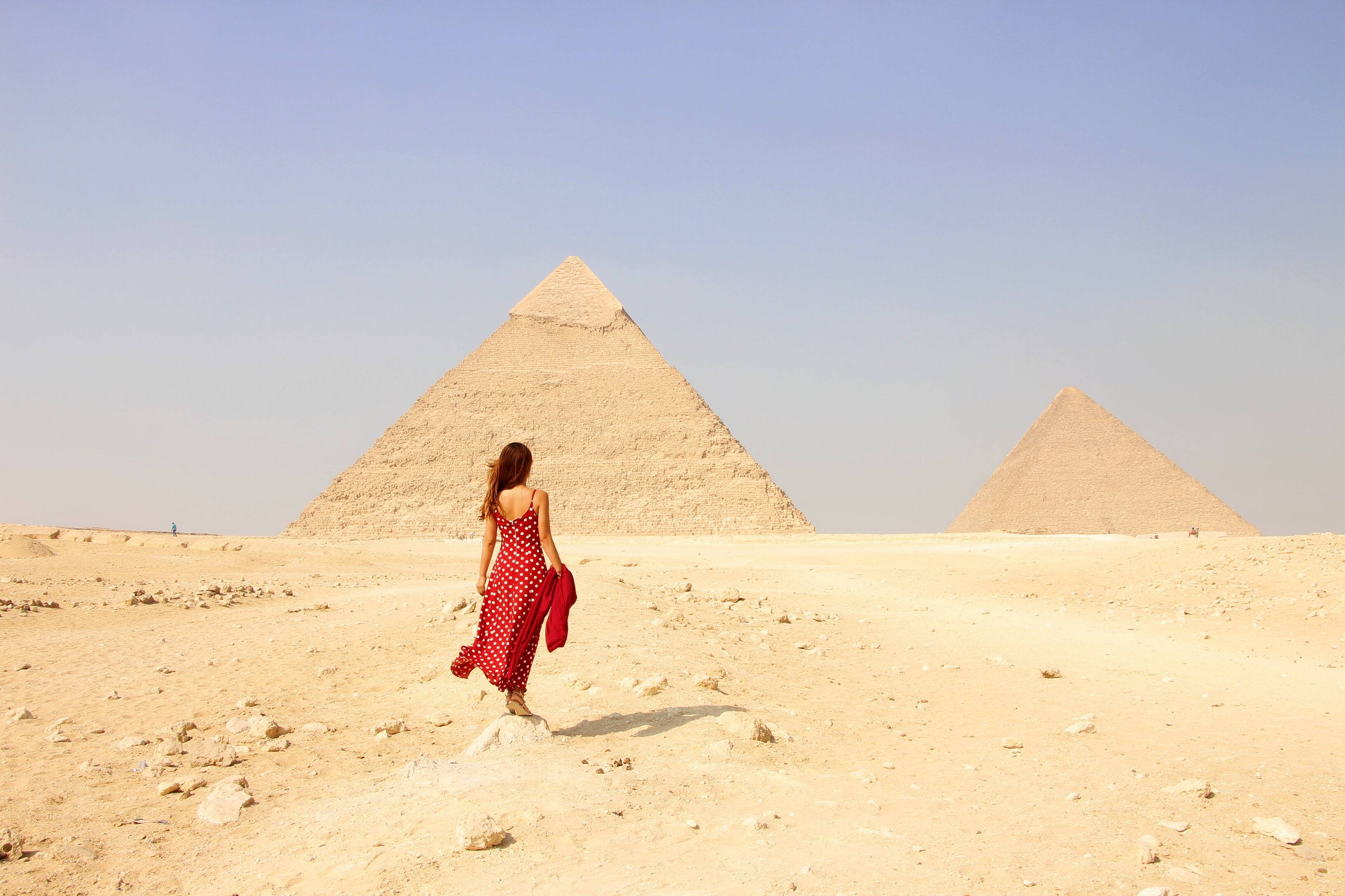 丹麦一摄影师和女朋友,爬上埃及金字塔做了这事,让埃及人很愤怒