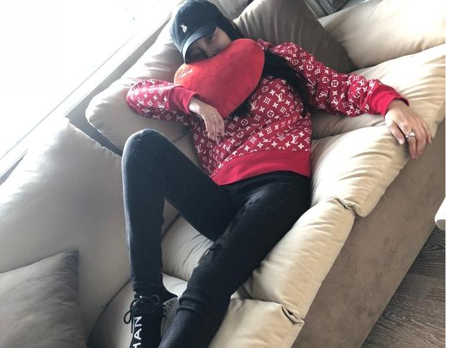 李小璐一张卧躺照片,你看的不怎么样,衣服鞋子加起来可以买车!