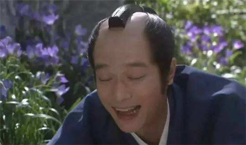 古代日本男人发型怪异,为何特意将中间的头发弄秃,还忍痛全拔掉