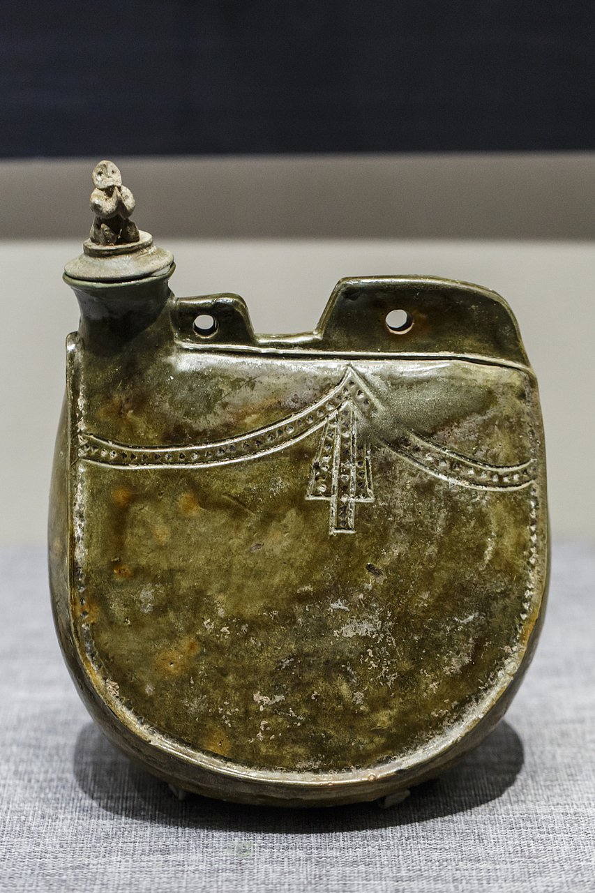 热点引擎计划# 鸡冠壶是辽代的一种常见瓷器,因其独特的提柄设计