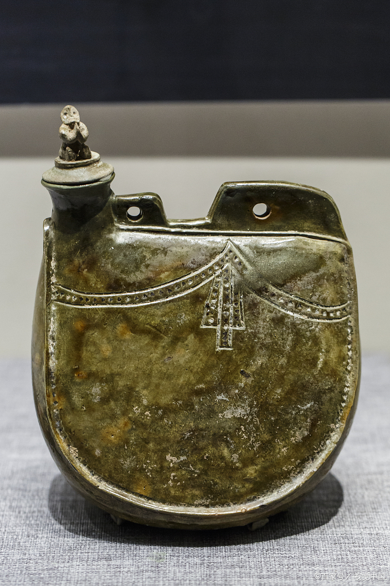 热点引擎计划# 鸡冠壶是辽代的一种常见瓷器,因其独特的提柄设计