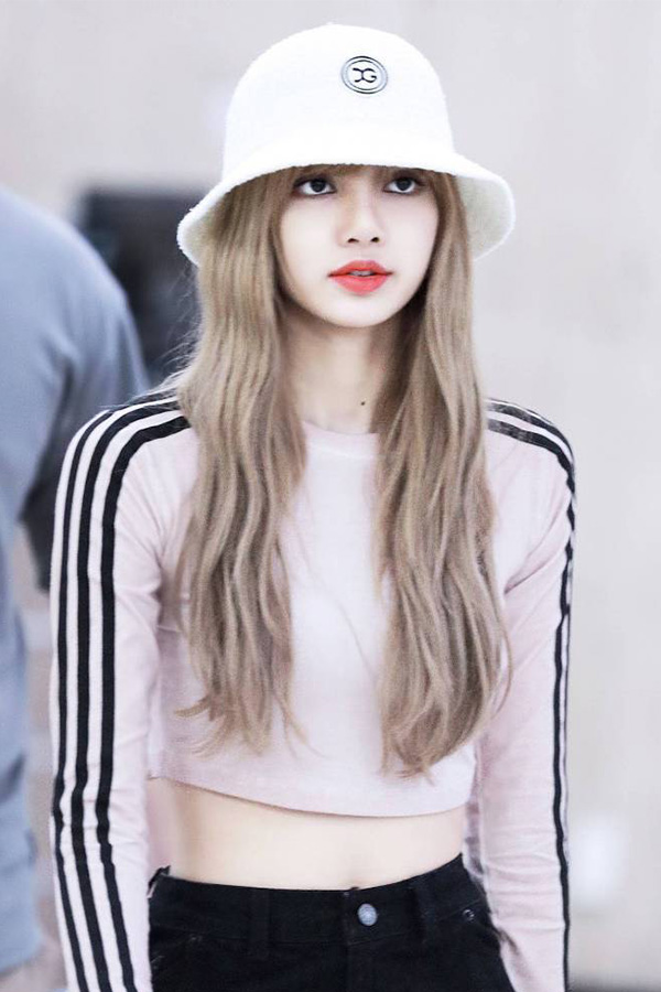 lisa穿一件粉色的露脐装,秀出自己的小蛮腰,很是性感.