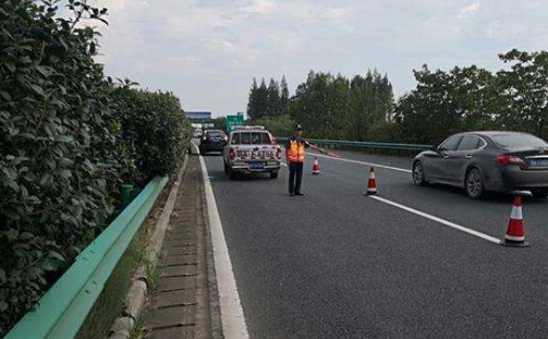 交警提醒:新交規來了,以後超車也要守規矩,否則扣3分沒商量