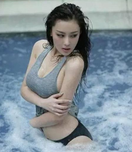 女星泳装照:热巴太有料,邓紫棋堪比柳岩,郑爽就有些尴尬了!
