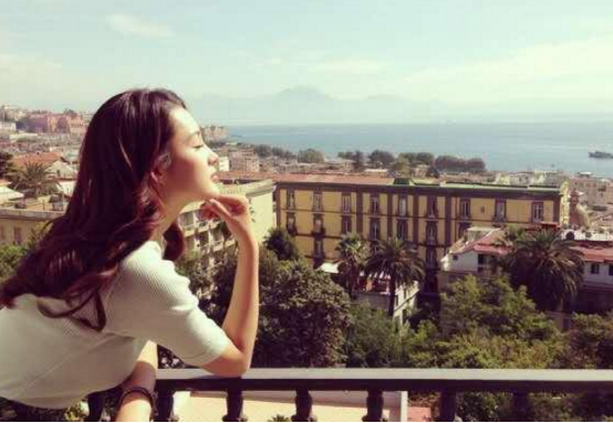 带你看看李沁住的豪宅,在家也是很爱吃零食的,房子装修很豪华