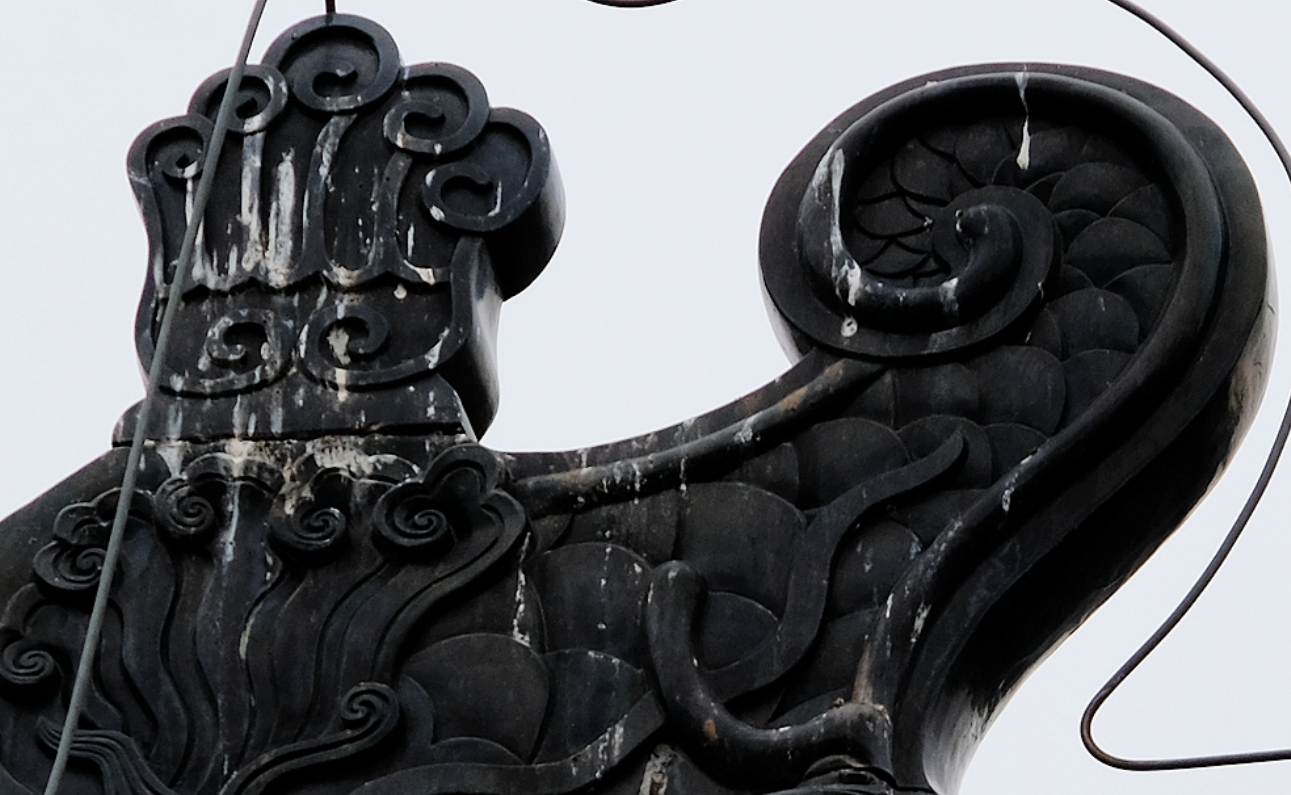 在皇宫,寺庙或者一些大型古建筑的正脊两端都装饰有一件龙形的构件,这